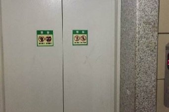 老小區加裝電梯費用誰承擔？電梯刷卡巧解難題